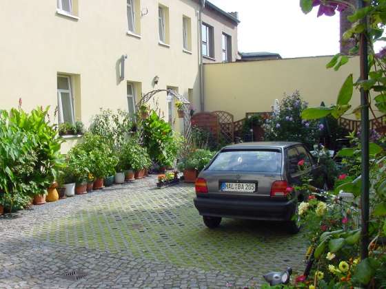 Der Parkplatz vor dem Haus
